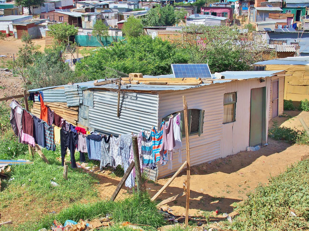 <b>Puesto 16. Sudáfrica</b>
<br>
<br>Total de la producción mundial: 0.8%.
<br>
<br>Capacidad instalada: 5,990 megavatios.
<br>
<br>Vatios por habitante: 44.
<br>
<br>Las energías limpias son aquellas que su producción o uso no generan gases contaminantes a la atmósfera. Incluye la energía hidroeléctrica, marina, eólica y bioenergética, entre otras. 
<br>
