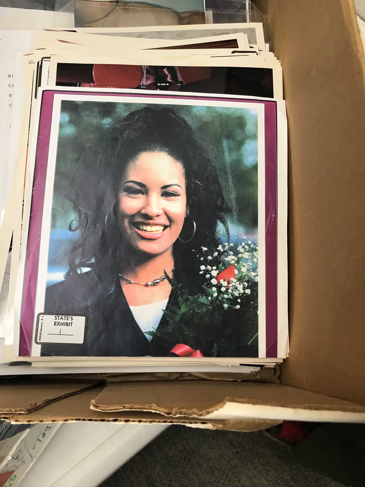 La cantante Selena Quintanilla era conocida por su sonrisa contagiosa. Así la presentó al jurado el entonces fiscal Carlos Valdez durante el primer día del juicio contra Yolanda Saldívar, el 11 de octubre de 1995. Abraham Quintanilla identificó la fotografía de su hija menor, lo que marcó el primer exhibit de la fiscalía.