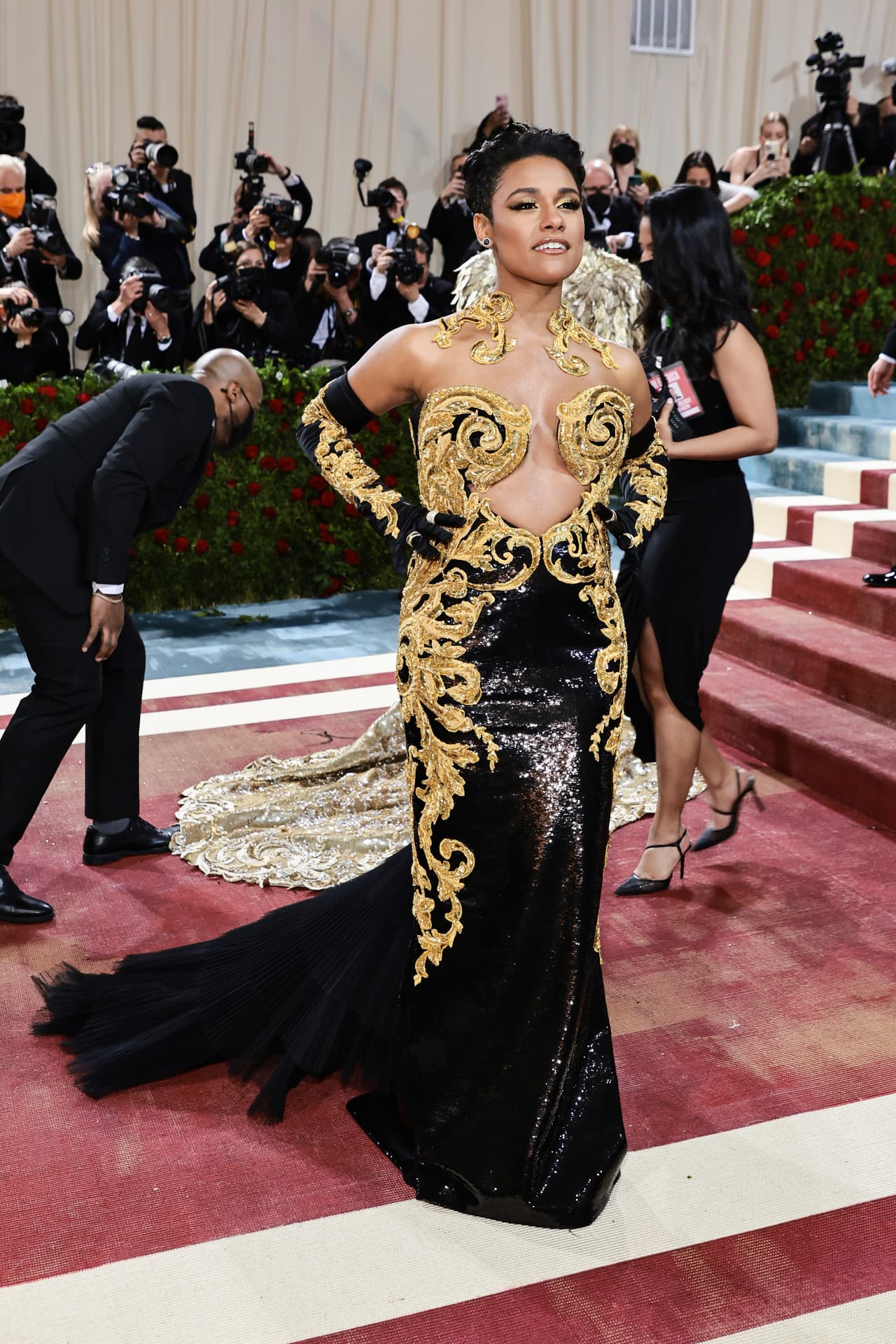 <b>Ariana de Bosé</b> se sumó a las celebridades que se dejaron vestir por Moschino, con un atrevido diseño de encaje dorado y un escote profundo.