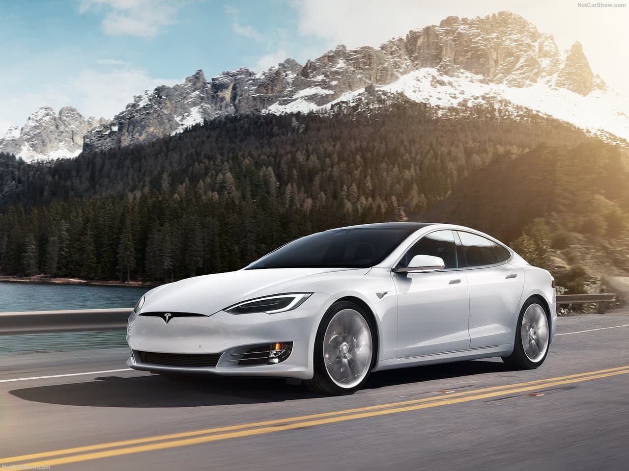 El Model S luego recibió nuevas versiones, entre ellas una Long Range, con la capacidad de recorrer 391 millas (629 kilómetros); y otra Performance, con una autonomía de 348 millas (560 kilómetros).