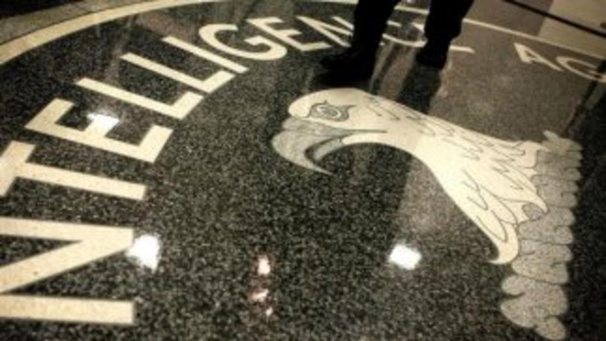 <b>El sida es un invento de la CIA</b>
<br>Los rumores persisten desde 1981, cuando las autoridades sanitarias comenzaron a informar sobre la epidemia. Esta teoría asegura que 
<b>el virus lo creó la CIA para quitarse de en medio a los homosexuales y afroamericanos</b>. Por absurda que parezca, tiene un buen número de “seguidores”, como la 
<a href="https://www.conspiracies.net/the-aids-conspiracy/">premio Nobel de la Paz keniata Wangari Maathai</a>. Otros insisten en que el gobierno inyectó deliberadamente con el virus a los homosexuales.
