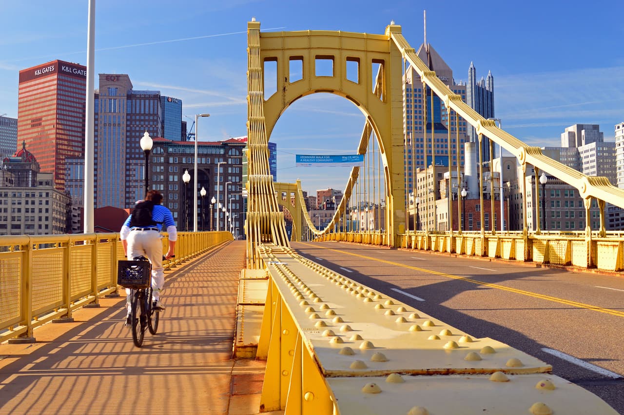 <b>Puesto 17. Pittsburgh (Pennsylvania)</b>
<br>
<br>Promedio de renta: 1,500 dólares.
<br>
<br>Aumento de diciembre de 2020 a diciembre de 2021: +18.5%.
<br>
<br>Según Realtor.com, el promedio de renta en el país de un departamento de una habitación es de 1,651 dólares, según el registro de diciembre de 2021. Esto equivale a 19.3% de aumento en un año.
<br>