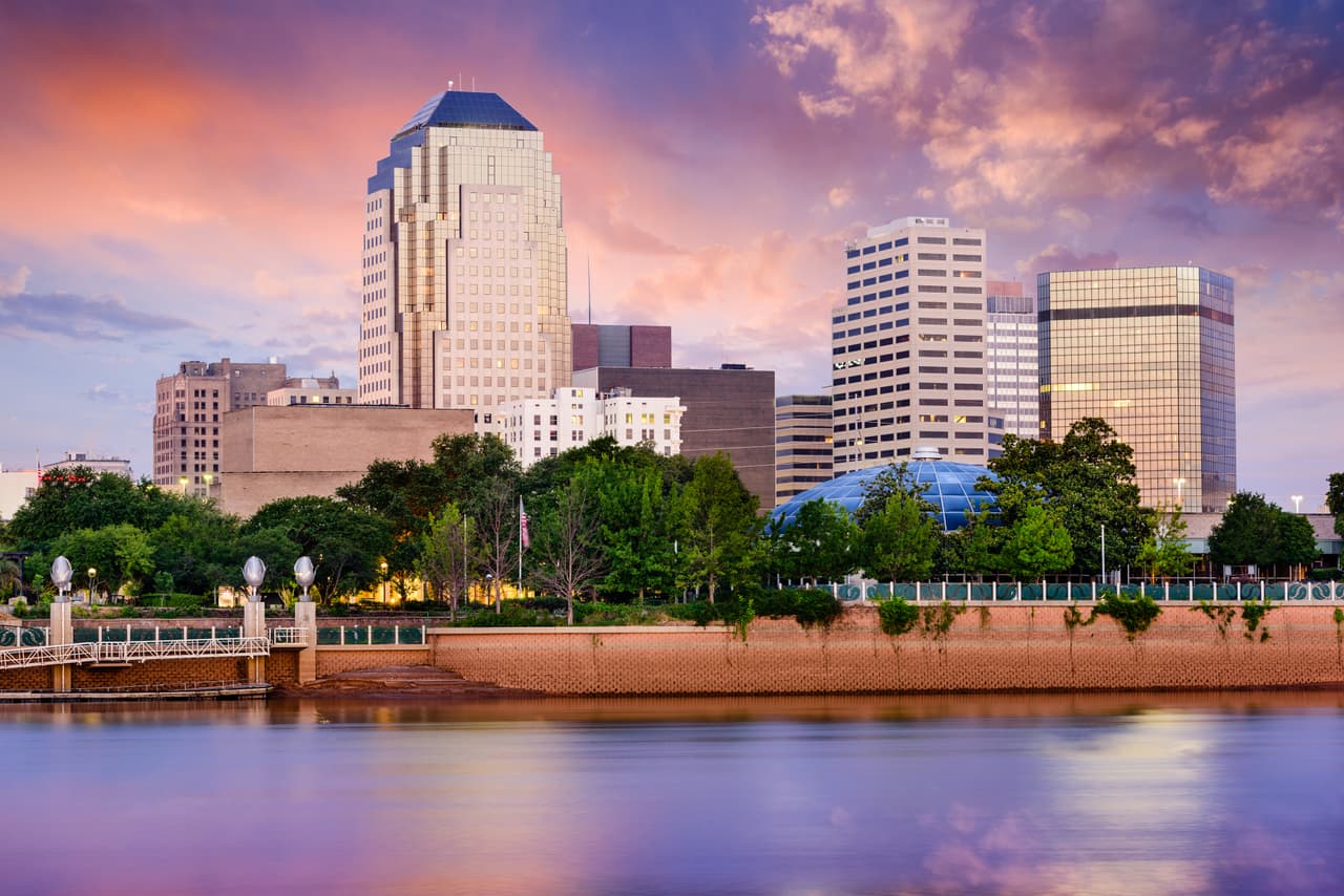 <h3 class="cms-H3-H3">9. Shreveport-Bossier City, Louisiana</h3>
<br>
<br>💵 
<b>Tasa de pobreza concentrada: </b>27.8%
<br>
<br>💵 
<b>Tasa de pobreza en general: </b>20.9%
<br>
<br>💵 
<b>Barrios en extrema pobreza:</b> 16 de 115.
<br>
<br>💵
<b> Ingreso promedio por hogar:</b> $35,136 en los barrios pobres, $83,317 en el resto.
<br>