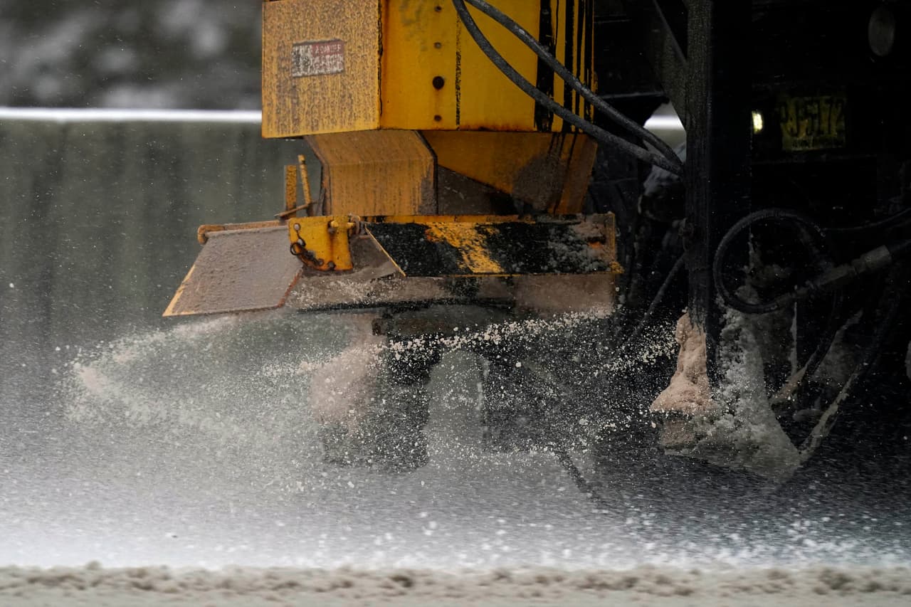 Un camión tira sal en Durham, Carolina del Norte, este domingo. Al menos 25 condados de Carolina del Norte han declarado estado de emergencia y más de 50,000 hogares no tenían electricidad en el estado a las 8 de la noche (ET), según poweroutage.us.