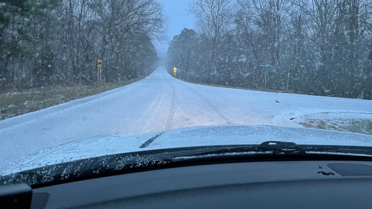 Si conduce cuando llueve, reduzca la velocidad de su vehículo. Con carreteras mojadas 
<b>aumentan la distancia y el tiempo</b> necesarios para detener su vehículo. Tenga mucho cuidado en carreteras, puentes y pasos elevados debido al hielo negro.