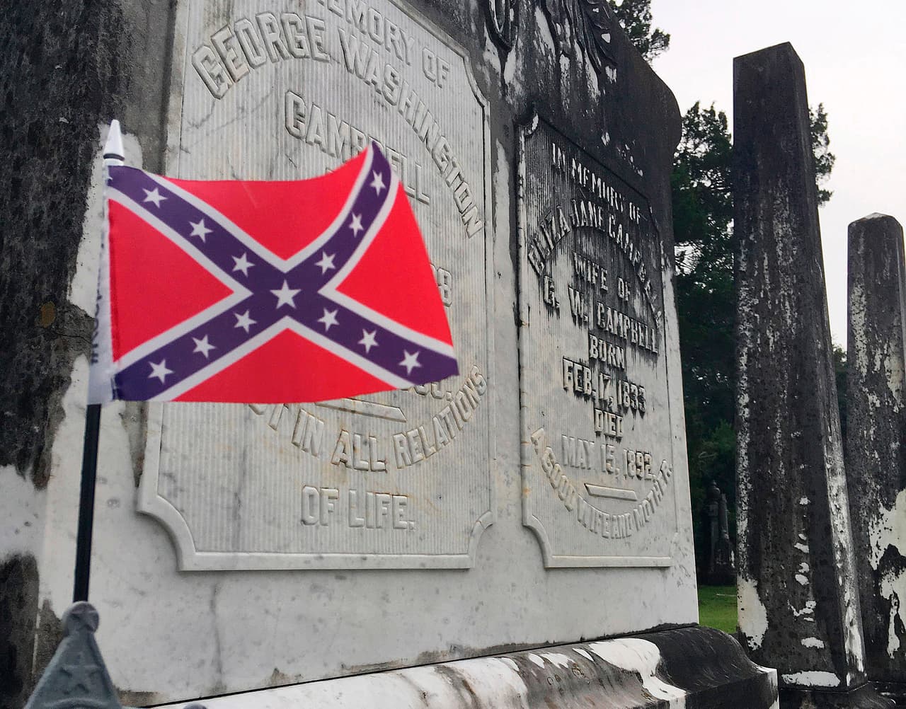 Pentágono prohíbe banderas confederadas en instalaciones militares
