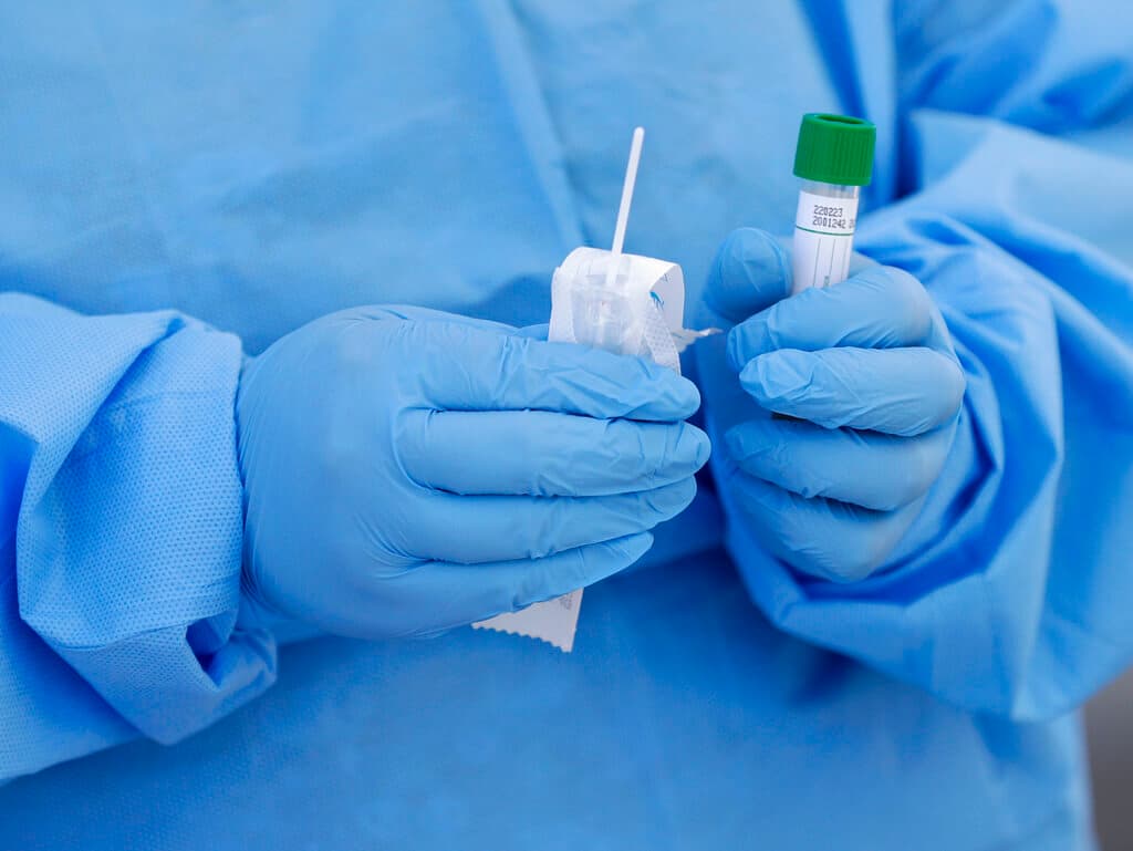 Las pruebas estarán disponibles para cualquier persona que piense que han estado expuestas y podrían estar infectadas con COVID-19 y se basarán en los criterios establecidos por cada sitio de pruebas, informa ADHS. Para más información puede visitar la página web 
<a href="https://www.azdhs.gov/preparedness/epidemiology-disease-control/infectious-disease-epidemiology/index.php#novel-coronavirus-testing-blitz" target="_blank">azhealth.gov/testingblitz </a>
<br>