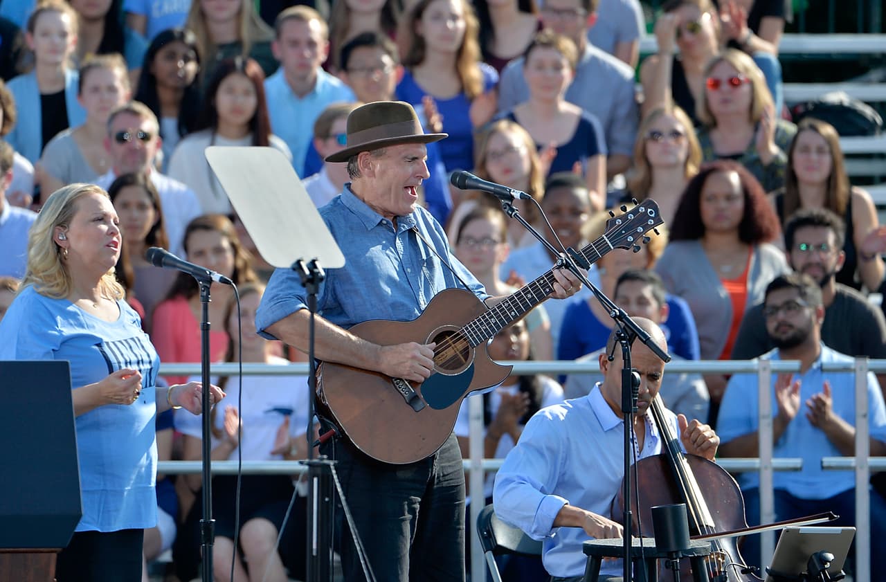 El músico James Taylor dio un concierto en un evento de campaña de Hillary Clinton el 2 de noviembre en la Universidad de Chapel Hill, Carolina del Norte. En el evento, Barack Obama le dijo a los jóvenes que sus protestas no son nada si no salen a votar.