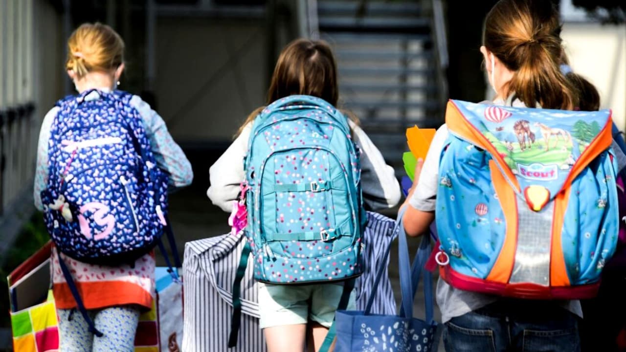 “Es un gran alivio”: padres celebran el regreso a clases de sus hijos luego de tres días de huelga