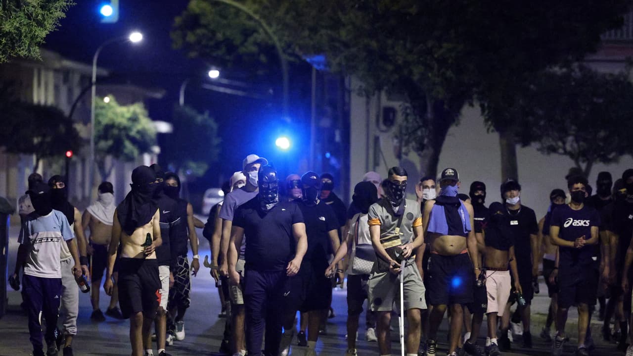 Encapuchados armados hacen una cacería de inmigrantes: ¿qué hay detrás de los disturbios en España?