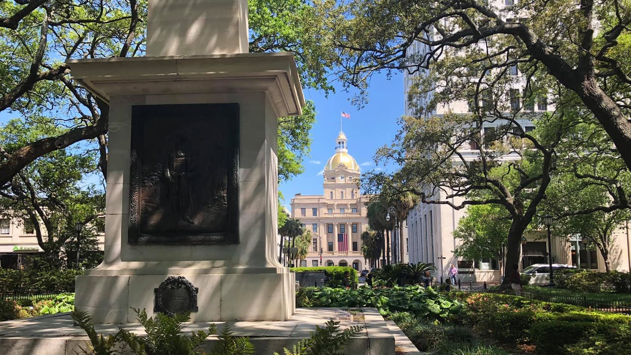 <b>Savannah: </b>El alcalde de Savannah, Van Johnson, emitió una 
<a href="https://www.univision.com/local/atlanta-wuvg/ordenan-el-uso-obligatorio-de-mascarillas-en-una-ciudad-de-georgia-impondran-500-de-multa-a-quien-no-cumpla">orden de emergencia haciendo obligatorio el uso de máscaras en público.</a>
<br>
<br>Quienes se nieguen a cumplir podrían enfrentar multas de $ 500.