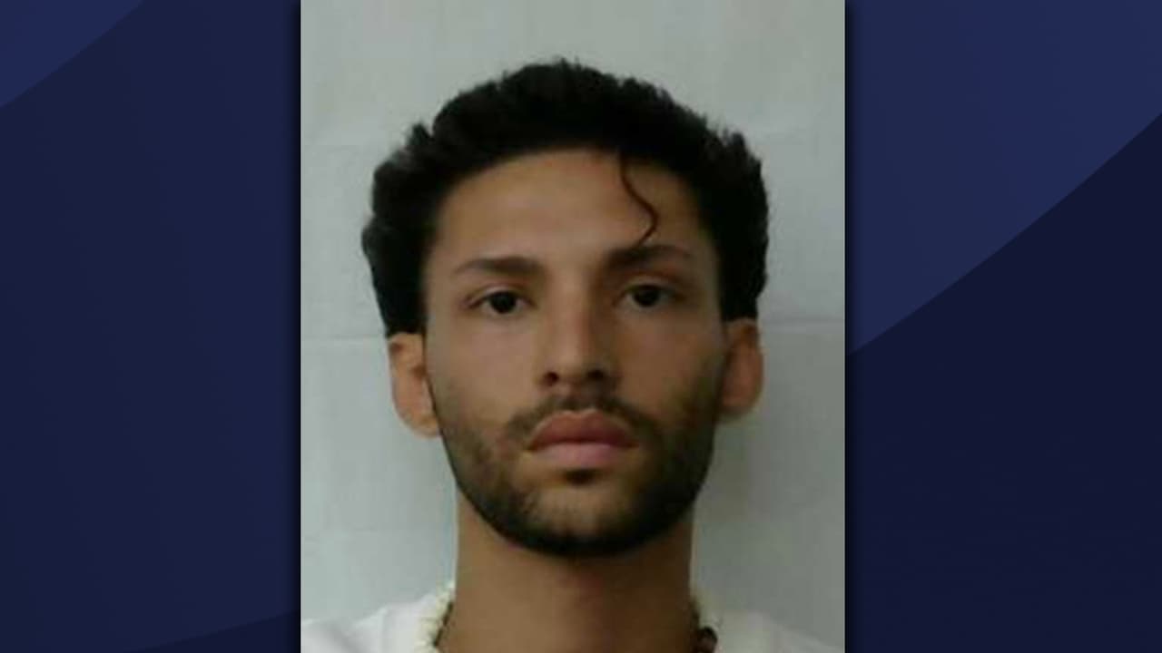 Alexander Ríos González es buscado por Ley 54 con una fianza de $100 mil.