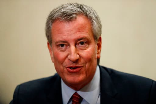 El alcalde Bill de Blasio tuiteó: "Así es como se ve la democracia. El pueblo ha hablado y ha valido la pena la espera. ¡Felicitaciones, presidente electo Joe Biden! La ciudad de Nueva York está dispuesta a trabajar con ustedes para curar nuestro país y ponernos en un mejor camino. Mientras que refiriéndose a la nueva vicepresidenta mencionó: "Un techo de cristal se rompió. Un status quo roto. Felicitaciones, vicepresidente electa Kamala Harris. Ya has hecho historia. Gracias por derribar las barreras para todas las jóvenes de nuestra ciudad y país".