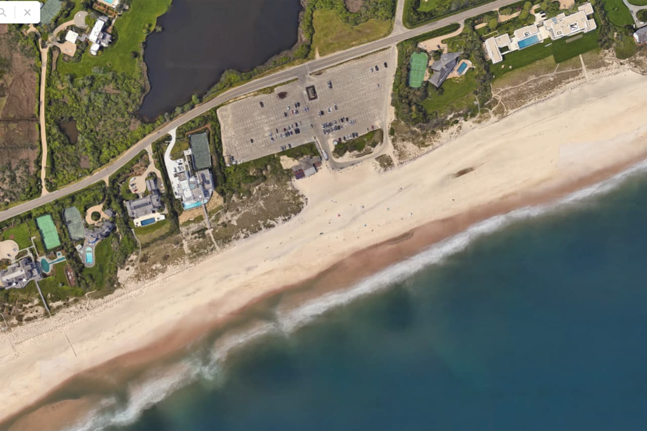 <b>Puesto 3: Coopers Beach, Nueva York.</b> Se encuentra en la costa sur de Long Island, Nueva York. Está “hecha de arena de cuarzo blanco granulado y tiene grandes dunas cubiertas de hierba de playa intercaladas con mansiones grandes y extravagantes”, asegura el investigador.