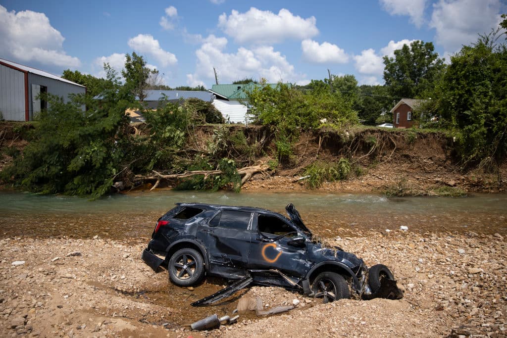 <b>Tennessee, 2021.</b> Casas fueron arrasadas, autos destruidos y comercios demolidos. Entre los muertos había gemelos que fueron arrastrados de los brazos de su padre por la corriente.