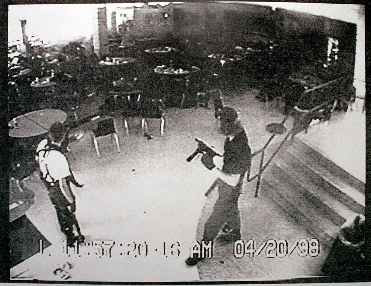 <b>1999. Secundaria Columbine en Littleton, Colorado. </b>
<a href="https://www.univision.com/noticias/tiroteos/en-fotos-los-autores-de-los-tiroteos-masivos-mas-mortiferos-de-eeuu-fotos">Eric Harris y Dylan Klebold</a>, dos jóvenes de 18 años de edad, manejaban un sitio web donde publicaban instrucciones para fabricar bombas y sus ideas antisociales. Planificaron meticulosamente un ataque en el que pretendían disparar a los sobrevivientes de dos bombas que habían plantado dentro de la escuela. Los artefactos no explotaron, pero la pareja disparó contra varios de sus compañeros de secundaria durante casi una hora hasta que se suicidaron. Asesinaron a 15 personas. En la fotografía Eric Harris y Dylan Klebold captados por cámaras de seguridad, en la cafetería de la secundaria Columbine durante el tiroteo. 20 de abril de 1999.