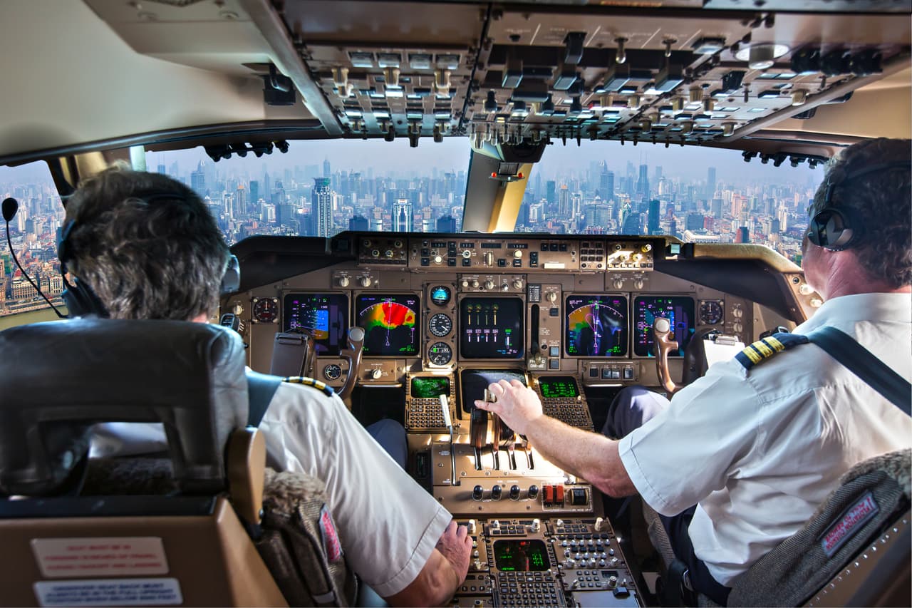 <b>Las personas con ingresos de $150,000 al año: pagan aproximadamente $29,764 en tributos. </b>Este es el salario aproximado de los pilotos de aerolíneas comerciales, abogados, gerentes de mercadeo, ingenieros petroleros, entre otros.