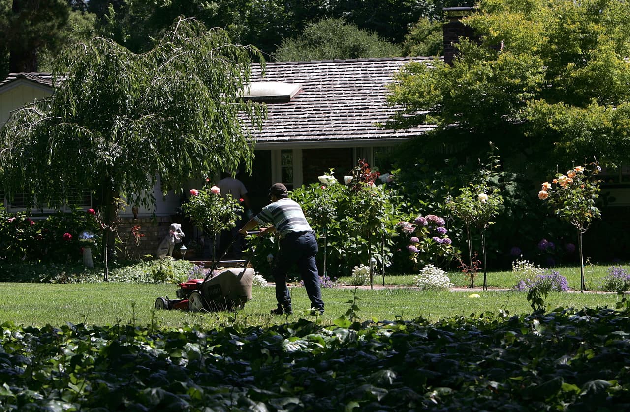 "El demandante ha recibido amenazas de muerte anónimas por reclamar que él es el verdadero dueño del boleto ganador. Se ha visto forzado a dejar su trabajo como jardinero por los riesgos a la seguridad tanto de él como de su familia", consigna el reclamo legal de José Rivera, presentado ante una corte en la Alhambra.