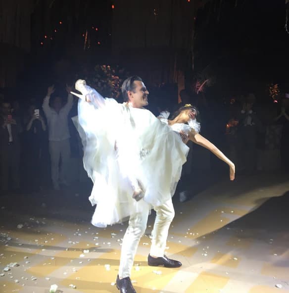 La pareja llegó a la fiesta bailando 'All you need is love', según información de la 'Revista Quién'.