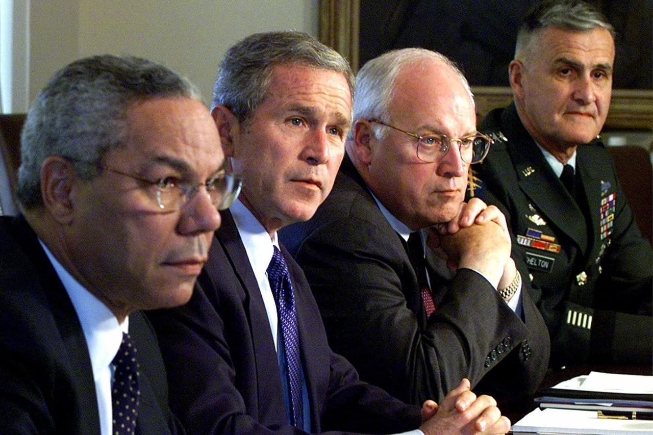 <b>RICHARD CHENEY</b>
<br>
<br>
<b>ENTONCES: </b>Mientras el Servicio Secreto jugaba a "esconder al presidente" con Bush el 11 de septiembre -se le trasladó a bases militares en Luisiana y Nebraska, por temor a ataques terroristas- su vicepresidente se refugió en un "lugar seguro y no revelado", un búnker dentro de la Casa Blanca donde ayudó a dirigir las acciones del gobierno. Cheney se convirtió en un feroz defensor de una respuesta desenfrenada a los atentados, utilizando "cualquier medio a nuestro alcance". Impulsó la guerra de 2003 en Irak. La técnica de interrogatorio conocida como waterboarding era una forma adecuada de obtener información de los terroristas, dijo, y no una tortura, como sus críticos han insistido durante mucho tiempo.
