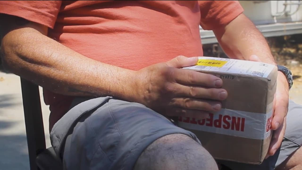 Hispano denuncia que recibió un paquete con un mensaje racista en la ciudad de Modesto