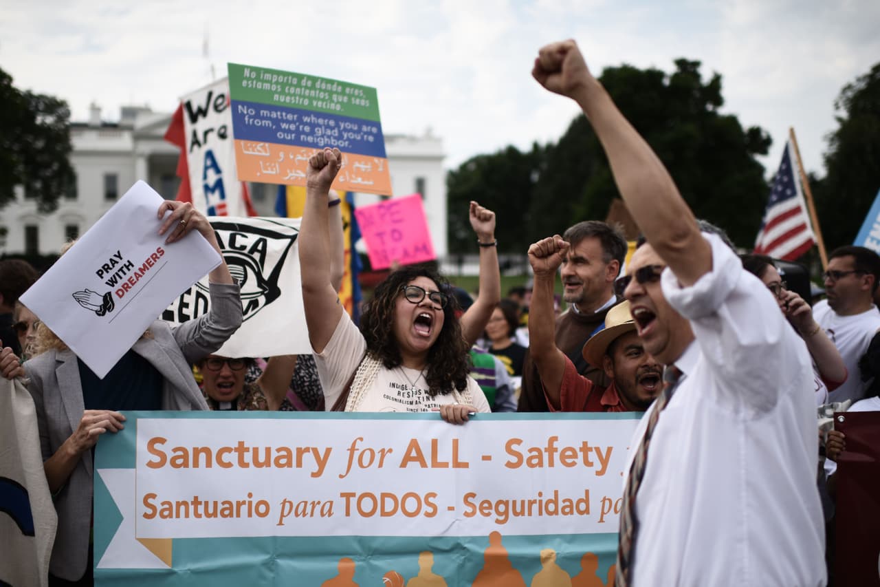 <b>El fin de DACA</b>. El 5 de septiembre de 2017 el fiscal general Jeff Sessions anunció la decisión de
<a href="http://www.univision.com/temas/donald-trump"> <u>Trump</u></a> de 
<a href="https://www.univision.com/noticias/accion-ejecutiva/trump-anuncia-el-final-de-daca-y-urge-al-congreso-a-buscar-una-solucion-legislativa">anular la Acción Diferida de 2012 (DACA)</a>, un programa de la era
<a href="http://www.univision.com/temas/barack-obama"> <u>Obama</u></a> que protege de la deportación y permite obtener permisos de trabajo a unos 800,000 
<i>Dreamers</i> que llegaron a Estados Unidos como menores. Ese mismo día los afectados protestaron en Washington DC (en la fotografía) y en el resto del país. El 31 de agosto de 2018 un juez federal de Houston dictaminó que 
<a href="https://www.univision.com/noticias/inmigracion/la-corte-suprema-rechaza-revisar-de-forma-rapida-la-cancelacion-de-daca-solicitada-por-el-gobierno">la acción diferida es legal</a> y continuará otorgando permisos de trabajo renovables cada dos años.