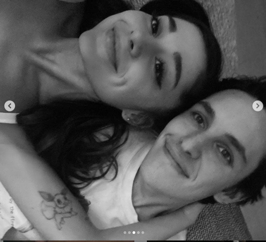 "No podrían estar más felices,
<b><a href="https://people.com/music/ariana-grande-engaged-dalton-gomez/" target="_blank"> están tan emocionados</a></b>. Este es un momento feliz para ellos, sus padres están emocionados", dijo una fuente a People. 
<br>