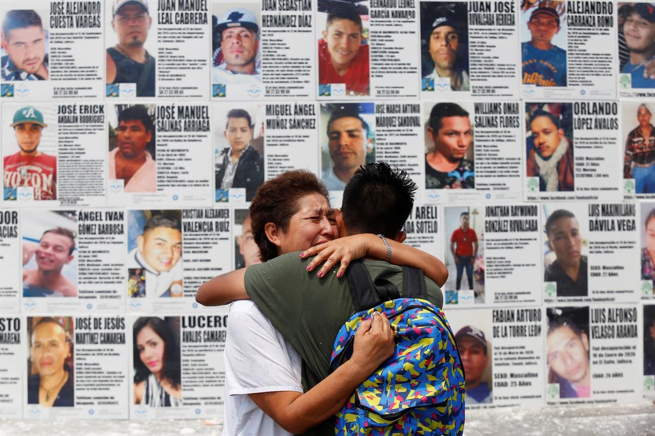 En Guadalajara, Jalisco, colectivos y familiares de desaparecidos pegaron imágenes con las fotos y los nombres de personas que no han sido localizadas.