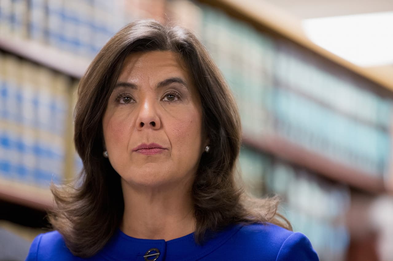 <b>16 de marzo del 2016.</b> Después de habersido blanco de duros ataques políticos por su manejo del caso, Anita Álvarez 
<b><a href="http://www.univision.com/chicago/wgbo/noticias/politica/anita-alvarez-pierde-respaldo-para-su-reeleccion?hootPostID=458b015e966702ecb2ad333809ac2ee6" target="_blank">pierde la reelección</a></b> como fiscal del condado y es elegida Kim Foxx.