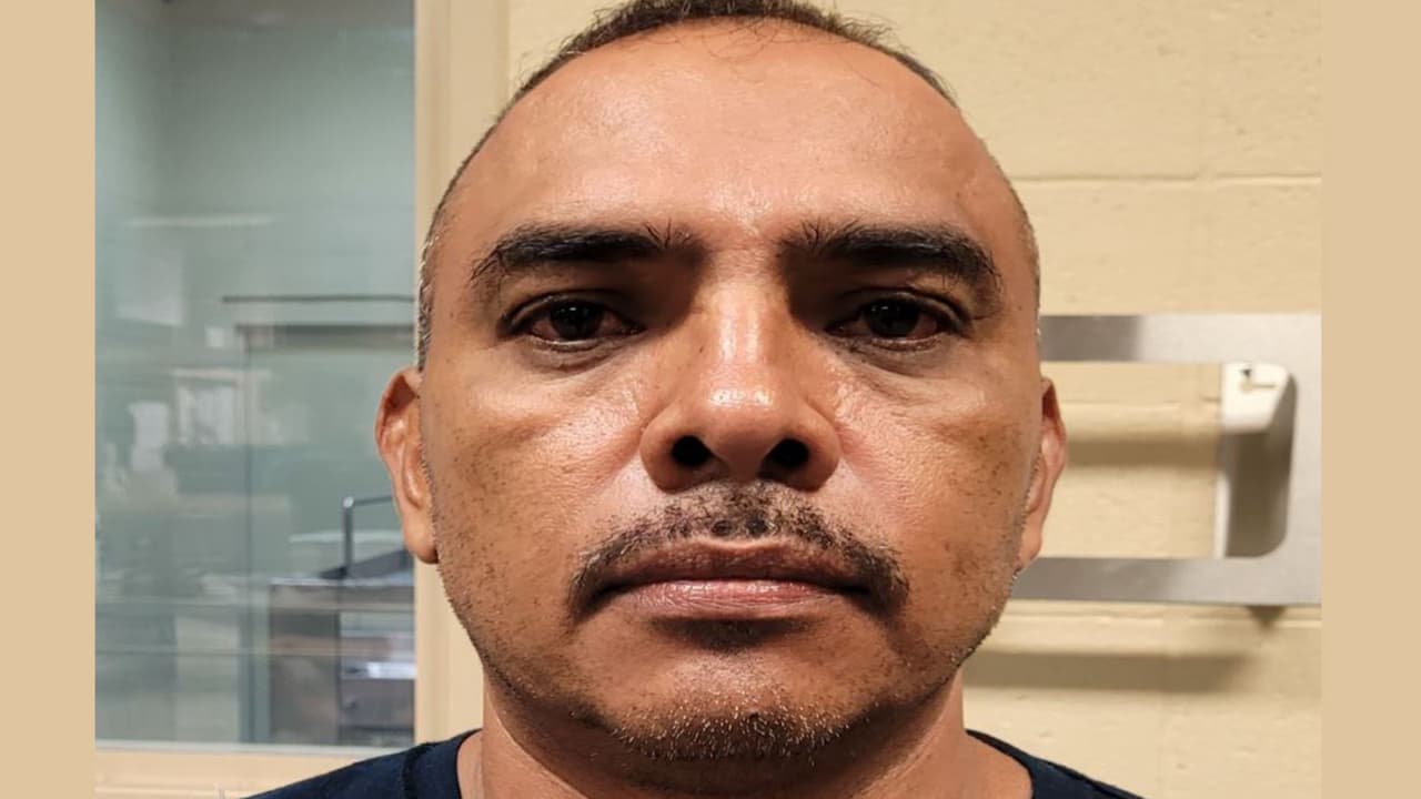 Las cámaras de vigilancia fronteriza cerca de Naco, Arizona, detectaron a Geronimo Mendoza Arroyo. Un agente de la estación Brian A. Terry respondió y arrestó al ciudadano mexicano que había sido deportado. Mendoza fue condenado en 2008 por un delito grave de actos lascivos con un niño menor de 14 años en Santa Clara, California.