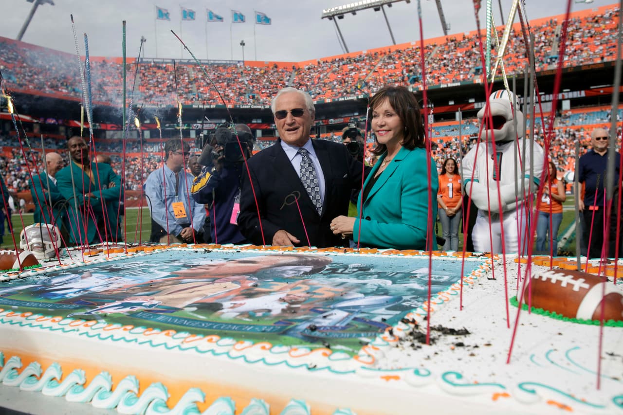 La viuda del legendario jugador y entrenador de futbol americano Don Sula, 
<b>Mary Anne Stephens, </b>lleva casi dos décadas viviendo allí, además tiene una conexión especial con el lugar: fue precisamente aquí donde conoció a su antiguo esposo. 
<br>