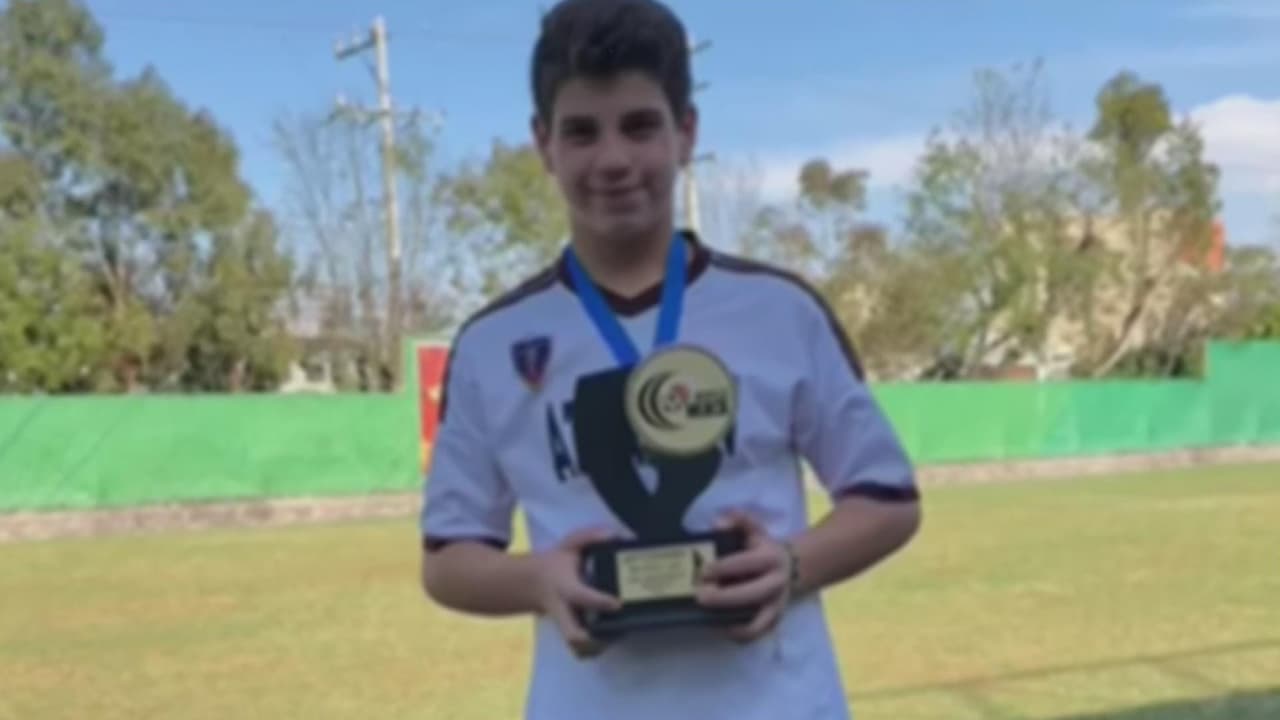 <b>"Lo degolló": adolescente muere tras recibir un golpe con botella en la cabeza durante una fiesta</b>
<br>
<br>Hugo Carvajal, de 15 años, recibió un golpe en la cabeza y uno de los vidrios se le incrustó en el cuello, rápidamente perdió mucha sangre y falleció. Testigos aseguran que el responsable es uno de los organizadores del evento que tuvo una riña con el joven.