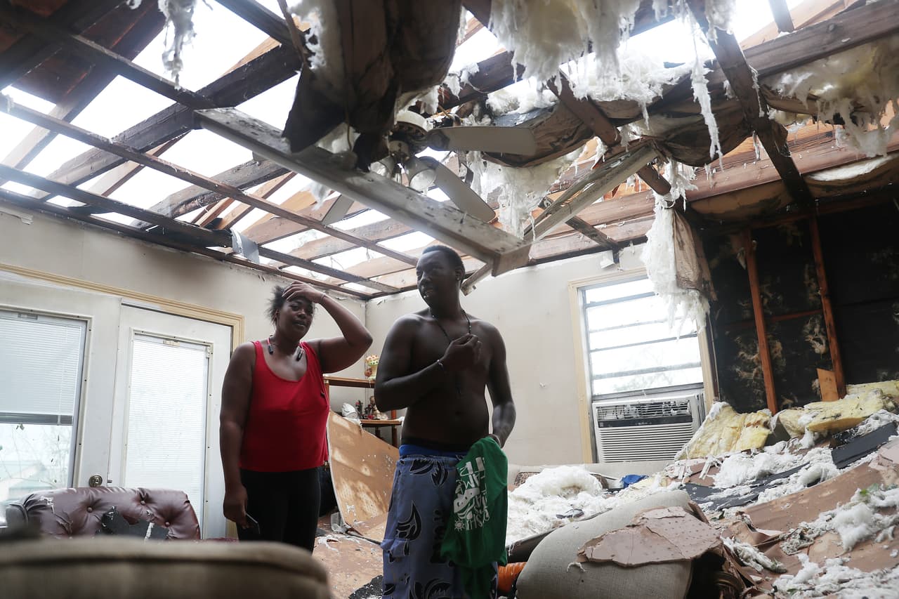 Latasha Myles y Howard Anderson en la sala de su residencia en Lake Charles, justo donde estaban sentados cuando el techo explotó alrededor de las 2:30 AM. El huracán Laura azotó la costa del Golfo de México durante horas con fuertes vientos y desató una poderosa marejada ciclónica.