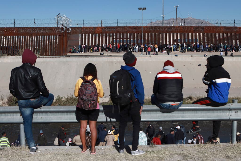 Juez de Florida bloquea iniciativa del gobierno de Biden que libera a migrantes que buscan asilo en la frontera