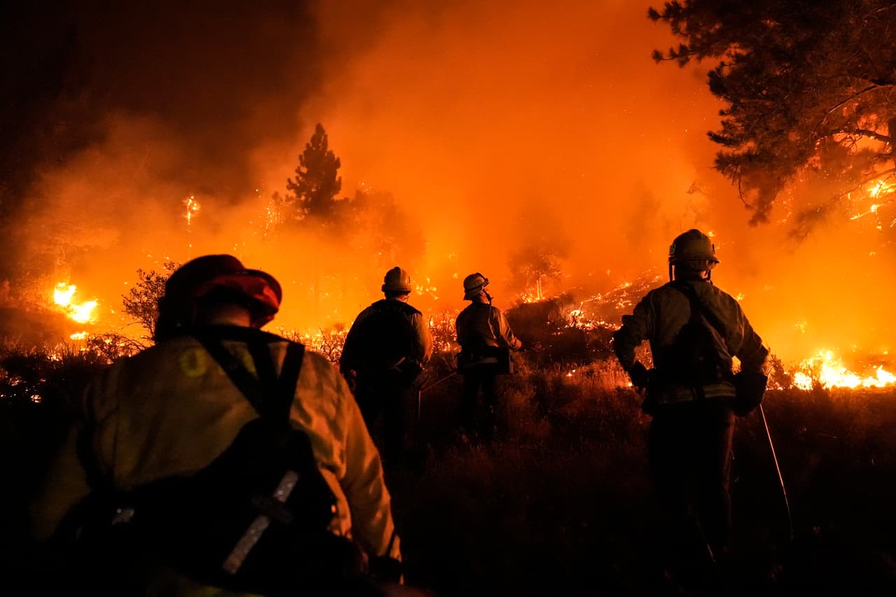 Decenas de cansados bomberos arriesgan sus vidas para apagar las llamas, soportando intensas temperaturas, algunos han requerido asistencia médica pues han resultado heridos.
