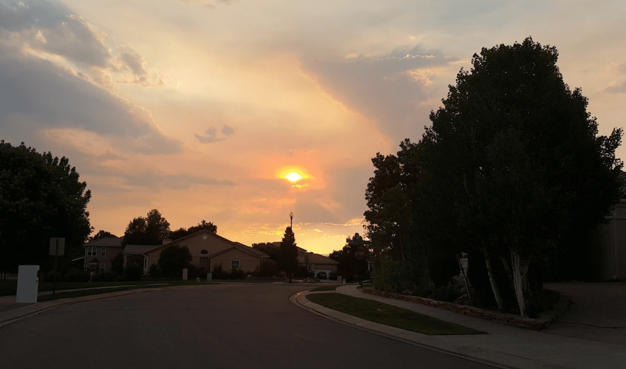 <h3 class="cms-H3-H3">21. Pueblo, Colorado</h3>
<br>
<br>Esta área metropolitana, la única de todo Colorado, notificó 1,216 delitos violentos en 2020, es decir 722 por cada 100,000 ciudadanos, muchos de ellos impulsados por actividades de pandillas y armas de fuego, luego de notificar más de 200 
<a href="https://www.univision.com/temas/tiroteos">tiroteos</a> en la ciudad,
<b> incluidos 161 desde vehículos, y cuatro homicidios relacionados con actividades pandilleras.</b>
<br>