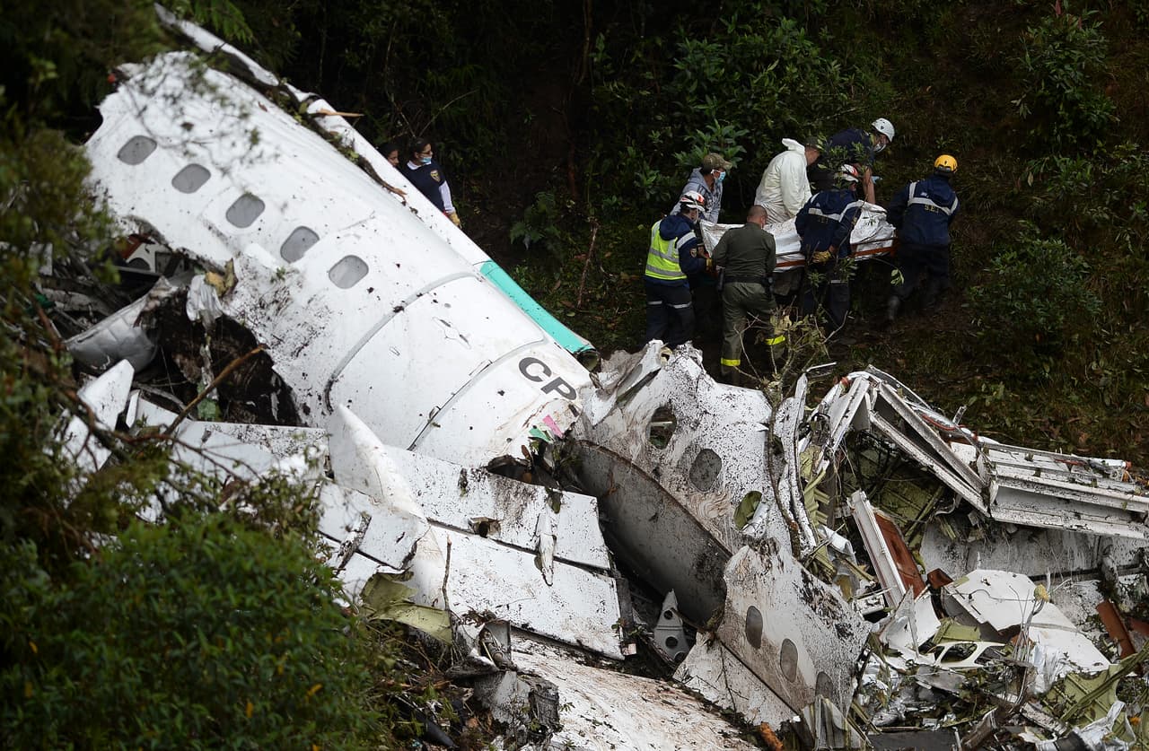 <b>El avión que trasladaba a equipo de fútbol brasileño Chapecoense se quedó sin gasolina y cayó cerca de Medellín, Colombia.</b> El vuelo llevaba a los jugadores desde Santa Cruz de la SIerra, en Bolivia, hasta Medellín, Colombia, donde competirían por la Copa Sudamericana de fútbol. Las investigaciones concluyeron que el piloto debío hacer escala para reponer combustible pero no lo hizo, confiado en que no le haría falta. El avión se precipitó unas ocho millas antes de llegar a su destino. Cuatro personas sobrevivieron y 71 fallecieron.