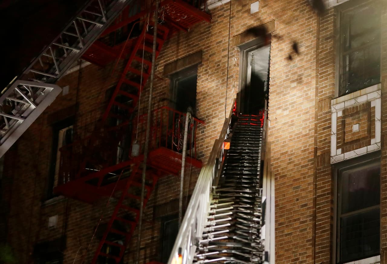 En la foto se ve la escalera de emergencias para acceder al departamento incendiado, montada por el departamento de bomberos. El frío glacial hizo aún más difícil el trabajo de los bomberos, que finalmente consiguieron extinguir las llamas.
<br>