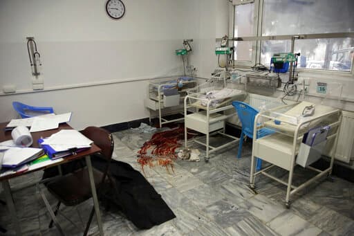 Manchas de sangre en la maternidad. Las imágenes de todos los atentados generan horror pero es especialmente chocante la brutalidad de un ataque contra bebés recién nacidos y madres que acaban de parir.
<br>