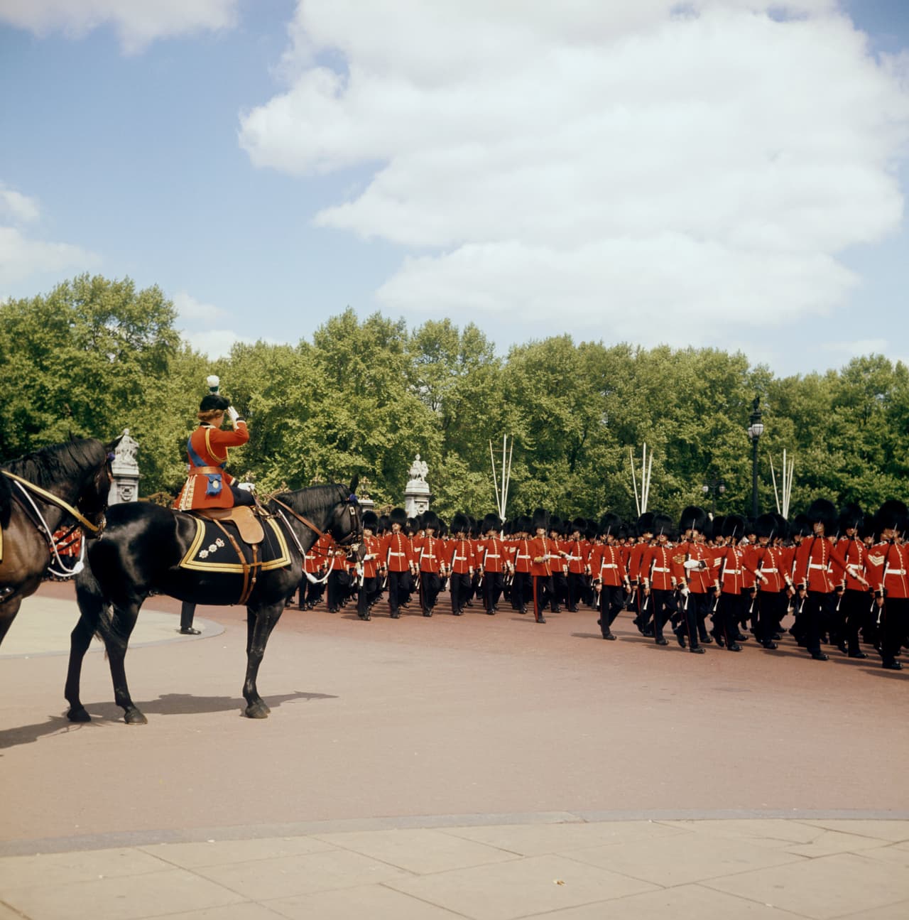 Por tradición, la celebración oficial del cumpleaños de la reina es el segundo sábado de junio, cuando hay un desfile militar de los guardias reales, con sus uniformes rojos y sombreros de piel de oso. El desfile es conocido como 
<b>"Trooping the Colour"</b>. En la imagen, se puede ver 
<b>el de 1973</b>, con la reina Isabel saludando desde un caballo a los guardias reales.