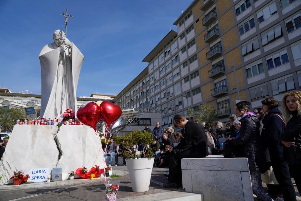 El papa Francisco sigue grave y con una incipiente insuficiencia renal, pero está consciente