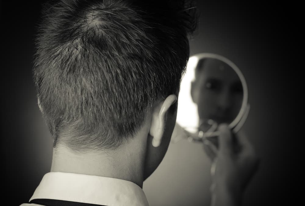 <b>¿Por qué atraen tanto los espejos?</b>
<br>El espejo siempre ha fascinado a la humanidad. Muchos le han considerado un símbolo de la imaginación de nuestra conciencia porque en él nos vemos reflejados tal cual somos y como bien se dice popularmente “el espejo no puede mentir”. 
<br>