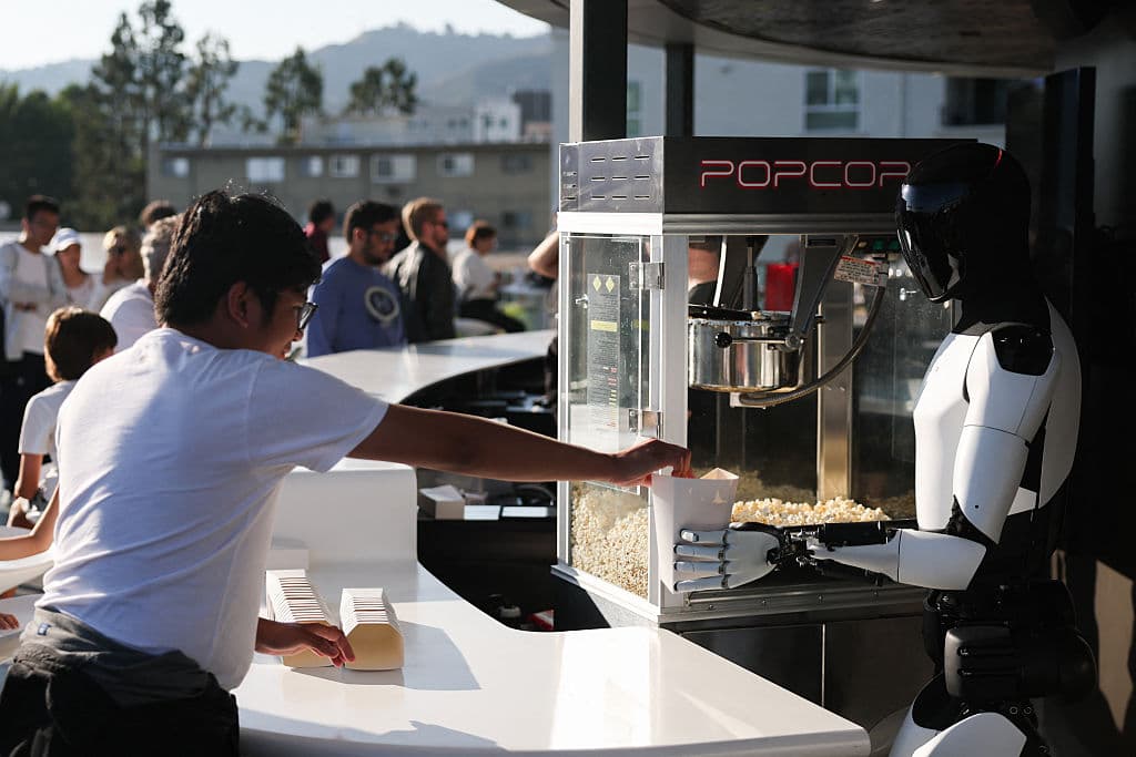 El Tesla Diner abre los 7 días de la semana, las 24 horas. Quienes tengan la 
<b><a href="https://www.univision.com/noticias/musk-plataforma-tesla-invertir-bolsa-falso" target="_blank">aplicación de Tesla</a></b> pueden ordenar para que su comida esté lista cuando lleguen al 
<b>7001 del Santa Mónica Boulevard, en West Hollywood,</b> dirección oficial del negocio.