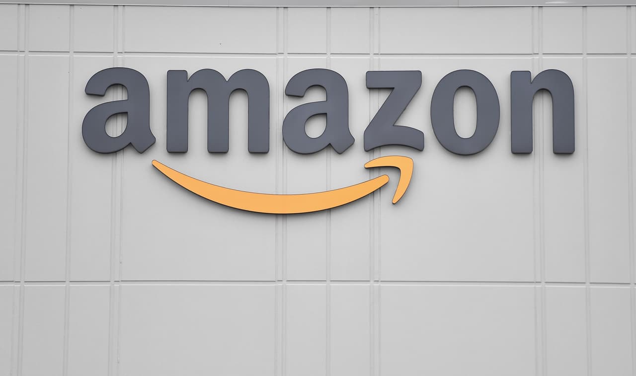 <b>Bezos pudo haber pagado un bono de $105,000 a cada uno de sus empleados y aún así mantener su fortuna en el nivel previo a la pandemia |</b> "Con un apoyo sin precedente de los gobiernos a sus economías, el mercado de acciones se ha disparado, llevando consigo la riqueza de los multimillonarios, incluso cuando la economía real afronta la recesión más profunda en un siglo. En contraste, después de la crisis financiera de 2008, a los multimillonarios les tomó cinco años regresar a los niveles previos a la crisis", dice el informe.