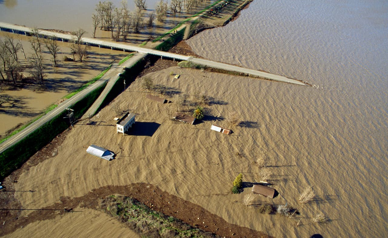 El Servicio Meteorológico Nacional advierte que en ocasiones podría no existir el tiempo suficiente para emitir una alerta de tsunami. En ese caso, le recomiendan a los residentes que si están en la costa y sienten un terremoto fuerte y prolongado, lo primero que deben hacer es alejarse del mar y en la medida de lo posible ir a los terrenos más elevados.
