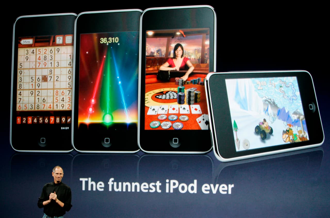 Sin embargo, la verdadera revolución de Jobs llegaría unos años después, en 2007 cuando el primer IPhone fue creado. Para ese entonces la compañía alcanzaba ya el valor de 73,000 millones de dólares. El lanzamiento resumía un IPod, un navegador de internet y un teléfono en uno.