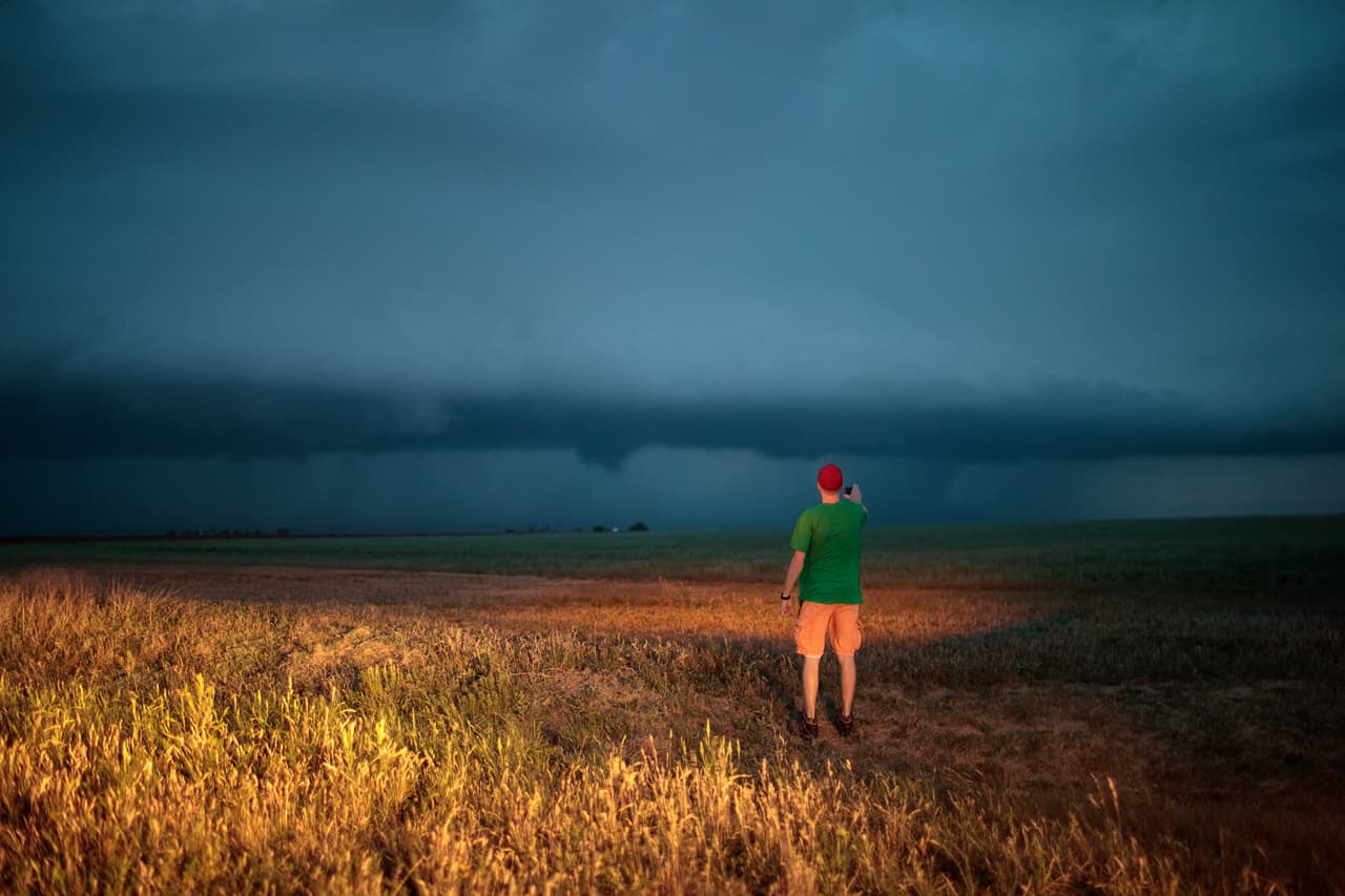 <b>8. Si estás en exteriores: </b>
<br>
<b>- </b>Si es posible, busca refugio en un edificio resistente. Si no, acuéstese boca abajo en un terreno bajo, protegiéndote la nuca con los brazos. 
<br>- Hay que alejarse lo más posible de los árboles y los automóviles, ya que pueden ser arrastrados por el viento en caso de un tornado.