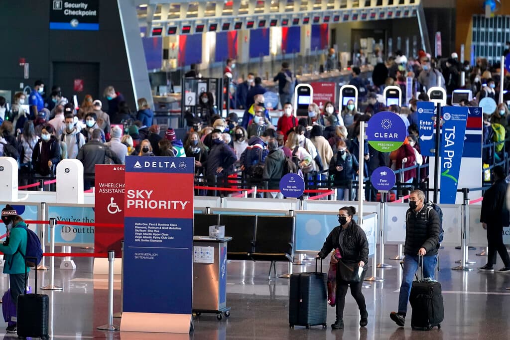 Más de 2.3 millones de personas viajaron en avión un día antes de 'Thanksgiving', un récord desde el punto más bajo de la pandemia