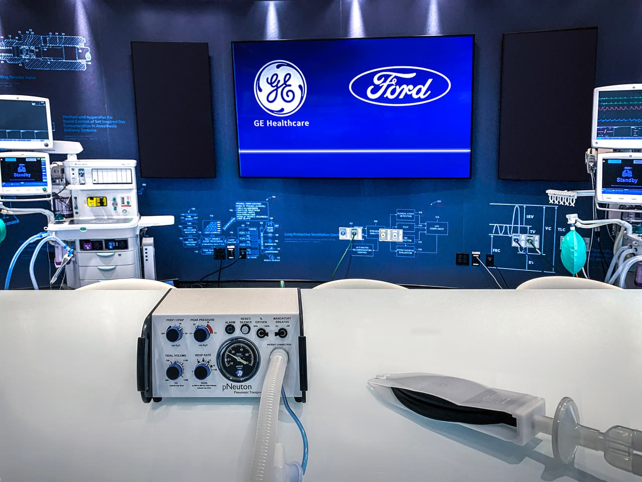 <h3 class="cms-H3-H3"><b>Ford</b></h3>
<br>
<br>
<b>Planta(s): </b>Ypsilanti, Michigan; Plymouth, Michigan; Redford, Michigan
<br>
<b>Equipos médicos a fabricar: </b>ventiladores, respiradores y escudos faciales
<br>
<b>Cantidad:</b> 50,000 ventiladores en los próximos 100 días y después hasta 30,000 unidades al mes; hasta 400,000 escudos faciales al mes 
<br>
<b>No. de trabajadores en acción:</b> al menos 500 voluntarios pagados divididos en tres turnos 
<br>
<b>Compañía(s) colaboradora(s):</b> GE Healthcare, 3M y Airon Corp.