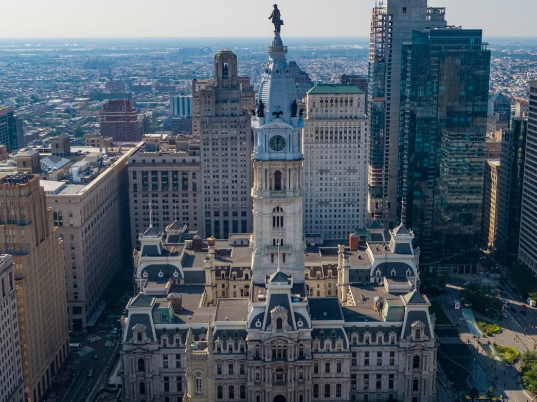 <b>Contempla las vistas épicas del ayuntamiento</b>: El Ayuntamiento ha sido la sede del gobierno de la ciudad de Filadelfia durante más de un siglo. Una vez que fue el edificio más alto de EE. UU., La elaborada estructura de mampostería de 14.5 acres sigue siendo el edificio municipal más grande del país, y su exterior presenta más de 250 esculturas, incluida la estatua de bronce de 37 pies de altura y 27 toneladas de William Penn encima del icónico Torre del Reloj.